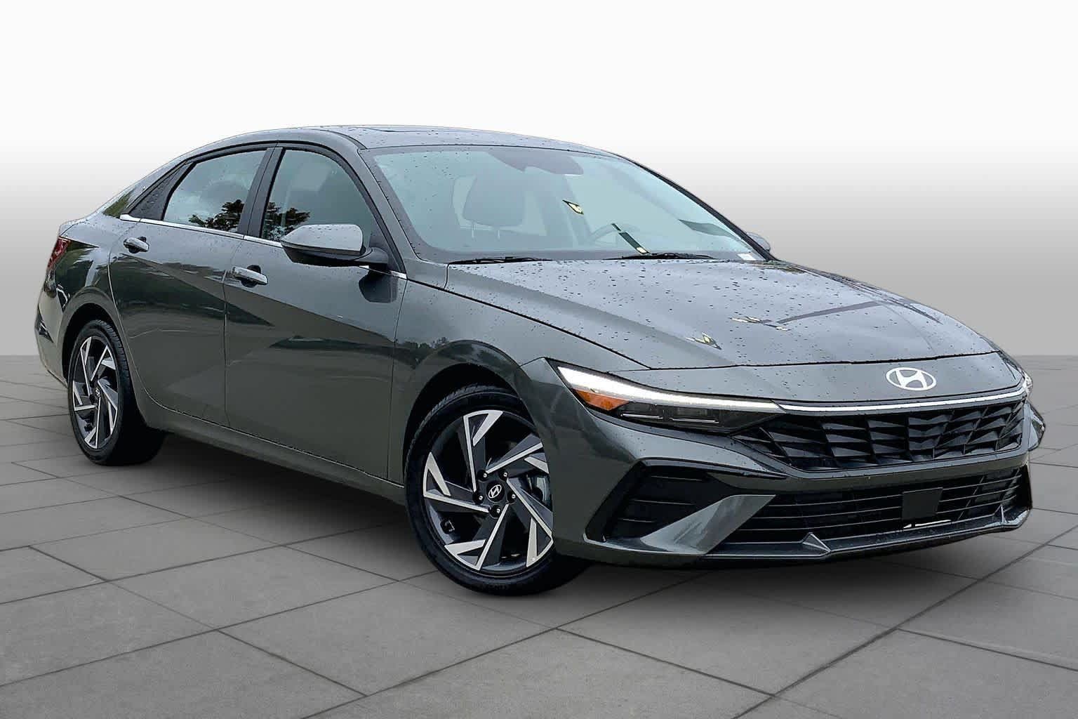Used 2025 Hyundai Elantra Limited FWD image 3