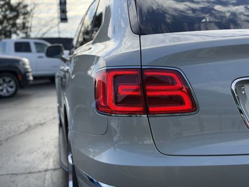 Used 2018 Bentley Bentayga image 48