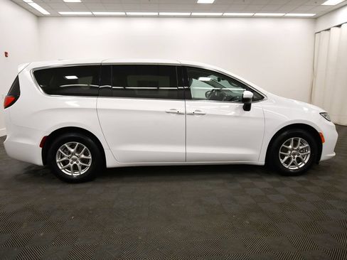 Used 2023 Chrysler Pacifica Touring-L FWD image 8