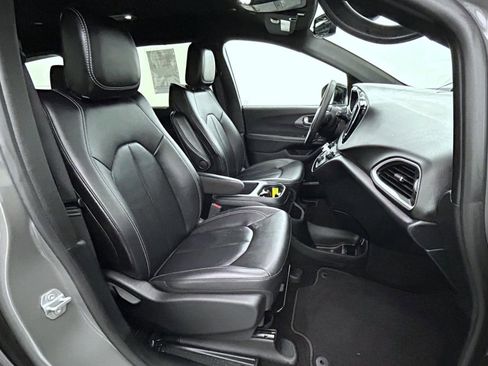 Certified 2025 Chrysler Pacifica Select image 15