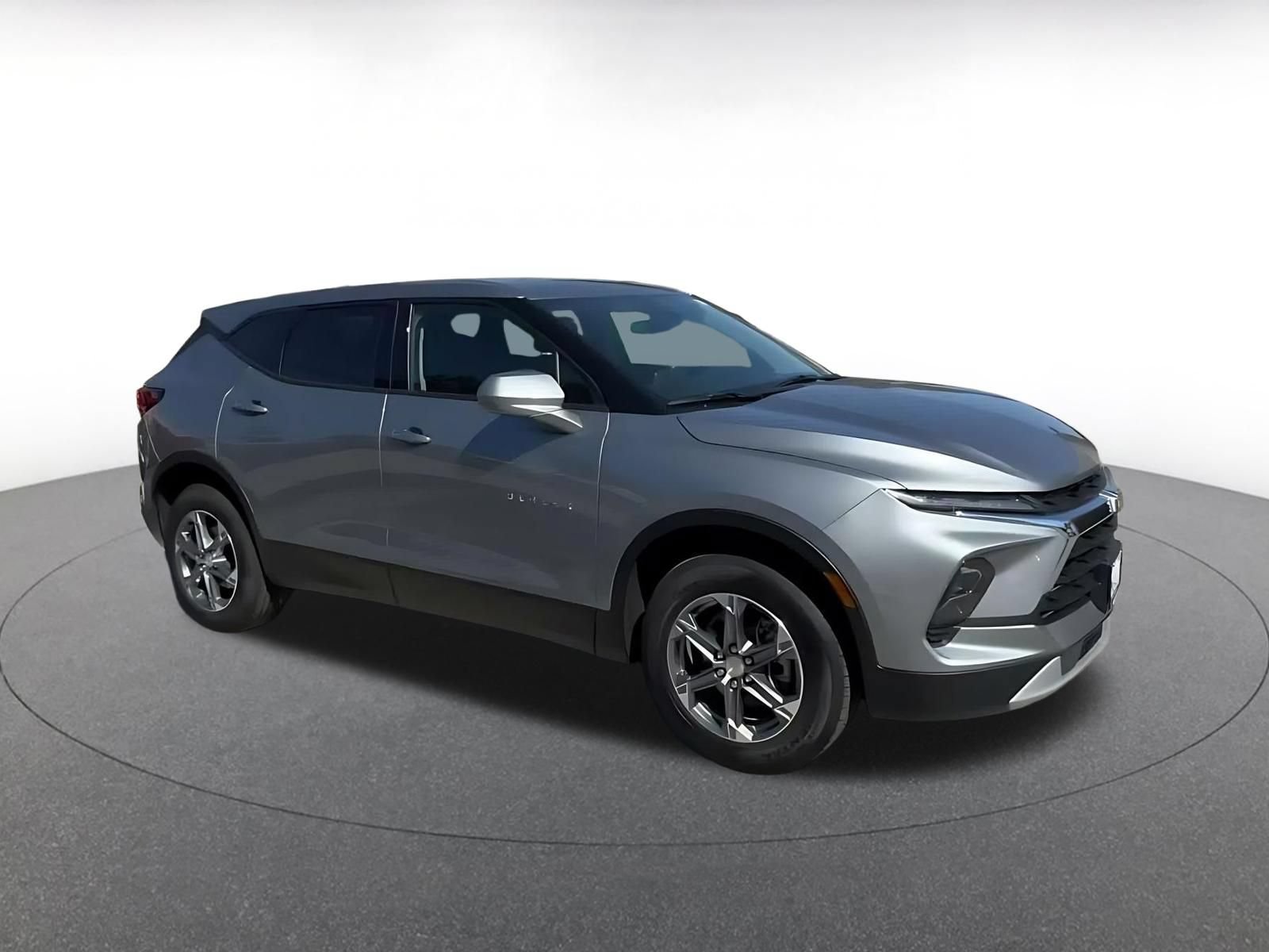 Used 2026 Chevrolet Blazer LT FWD image 2