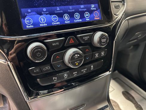Used 2019 Jeep Grand Cherokee Limited AWD/4WD image 16