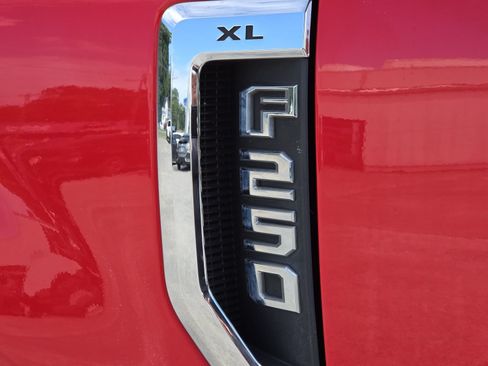 Used 2019 Ford F250 XL w/ Power Equipment Group RWD image 9