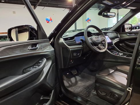 Used 2024 Jeep Grand Cherokee Limited AWD/4WD image 19
