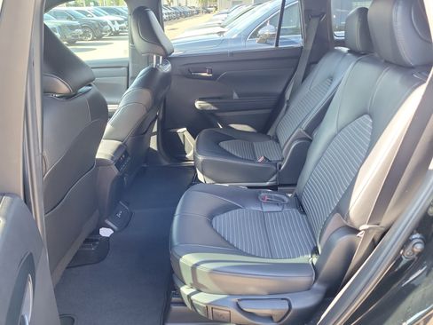 Used 2023 Toyota Highlander XSE FWD image 16