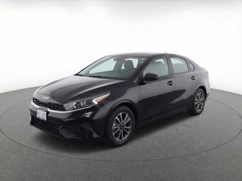 Used 2023 Kia Forte LXS image 3