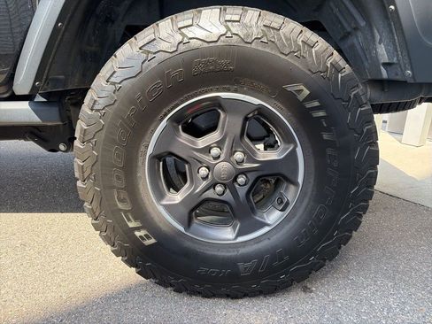 Used 2022 Jeep Gladiator Rubicon w/ Cold Weather Group image 17