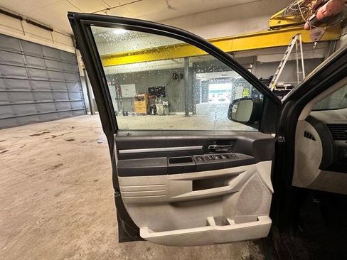 Used 2010 Dodge Grand Caravan SE FWD image 22