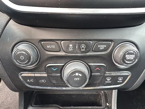 Used 2019 Jeep Cherokee Latitude Plus FWD image 18