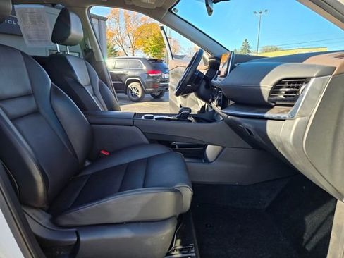 Used 2022 Nissan Rogue SV w/ SV Premium Package image 26