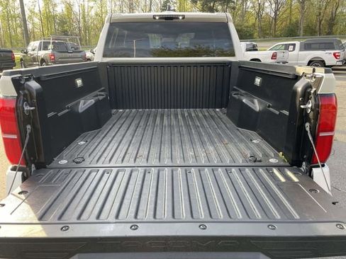 Used 2025 Toyota Tacoma TRD Off-Road image 9
