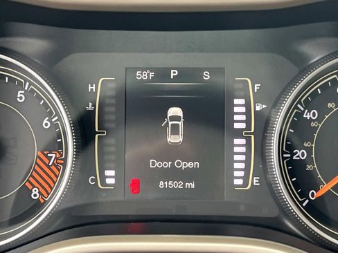 Used 2015 Jeep Cherokee Latitude w/ Comfort/Convenience Group image 28