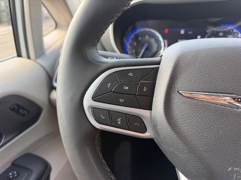 Used 2023 Chrysler Pacifica Touring-L FWD image 15