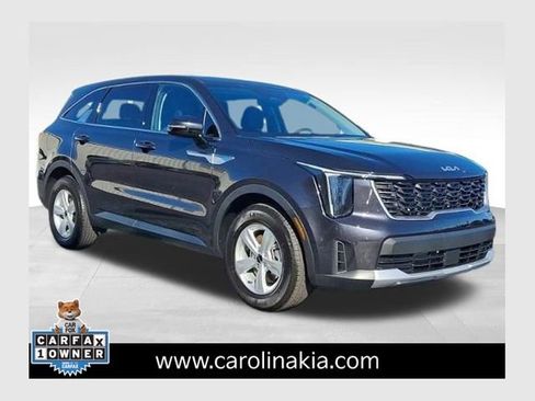 Used 2025 Kia Sorento LX image 1
