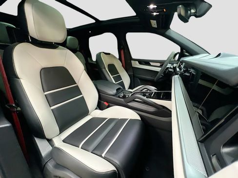 Certified 2024 Porsche Cayenne AWD/4WD image 31