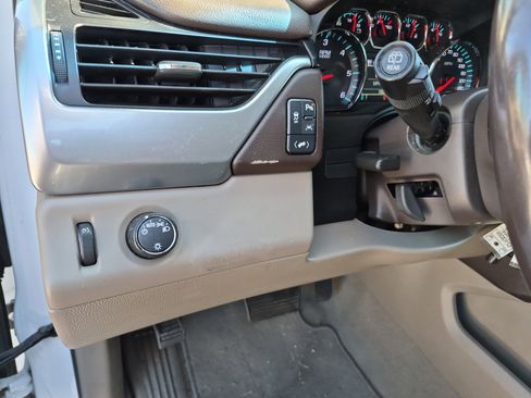 Used 2019 Chevrolet Suburban LT image 39