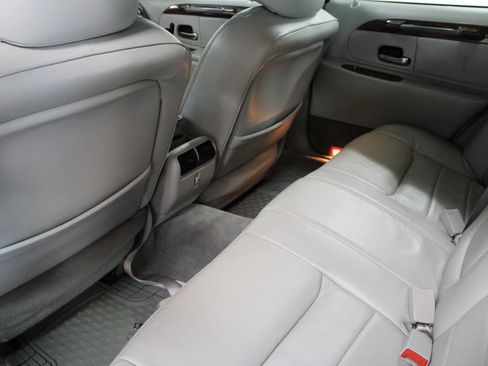 Used 2002 Lincoln Town Car Executive image 18