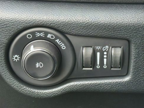 New 2026 Chrysler Pacifica Limited w/ Uconnect Theater Family Group image 23