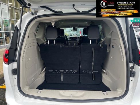 Used 2024 Chrysler Pacifica Plug in Hybrid Select Fwd image 11