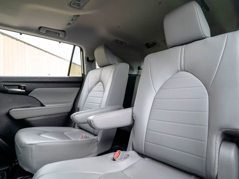 Used 2025 Toyota Highlander XLE AWD/4WD image 34
