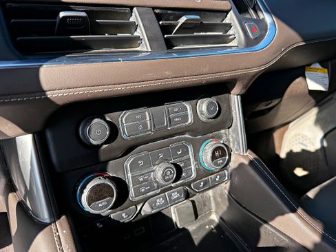 Used 2021 Chevrolet Tahoe Z71 w/ Z71 Signature Package image 18