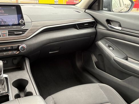 Used 2025 Nissan Altima 2.5 SV image 30