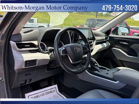 Used 2022 Toyota Highlander XLE AWD/4WD image 11