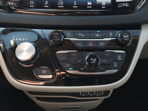 Used 2023 Chrysler Pacifica Touring-L image 36