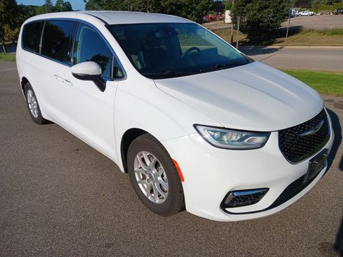 Used 2023 Chrysler Pacifica Touring-L FWD image 1