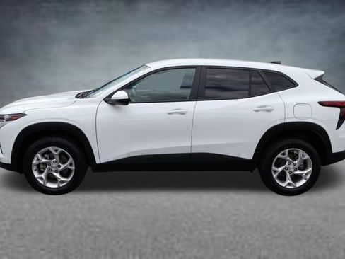 Used 2025 Chevrolet Trax LS w/ LS Convenience Package FWD image 4