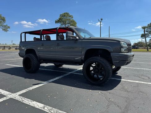 Used 2004 Chevrolet Suburban Z71 w/ Preferred Equipment Group image 4