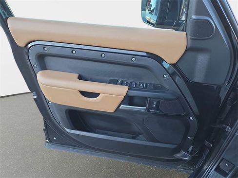 Used 2025 Land Rover Defender 110 S image 28