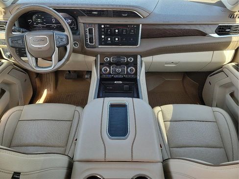 Used 2022 GMC Yukon Denali w/ Denali Premium Package image 11