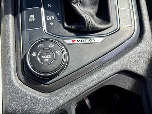 Used 2018 Volkswagen Tiguan SEL AWD/4WD image 25