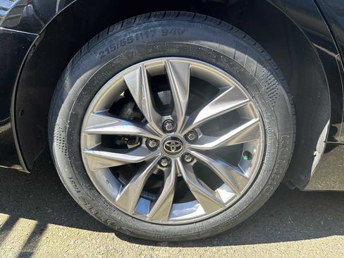 Used 2021 Toyota Avalon XLE w/ Moonroof Package image 3