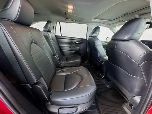 Used 2023 Toyota Highlander XLE image 30