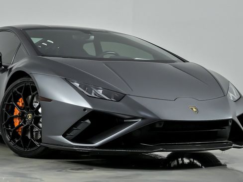 Used 2022 Lamborghini Huracan EVO RWD image 3