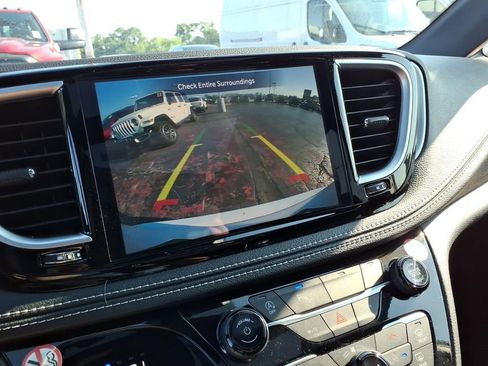 Certified 2025 Chrysler Pacifica Limited FWD image 20