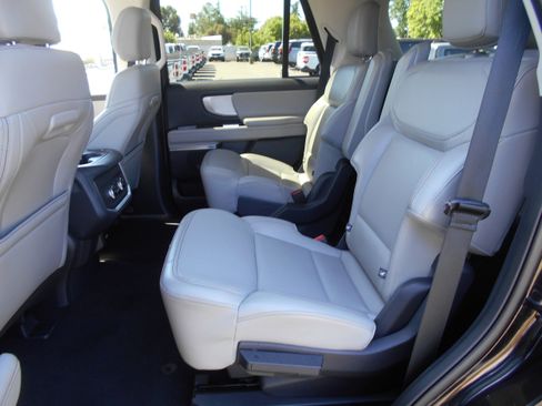 Used 2025 Ford Expedition Active AWD/4WD image 7