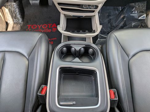 Used 2023 Chrysler Pacifica Touring-L FWD image 30