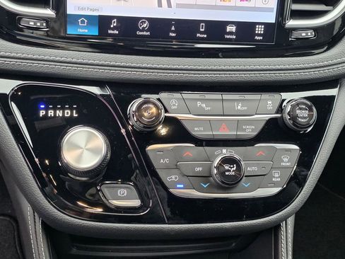 New 2026 Chrysler Pacifica Limited image 21