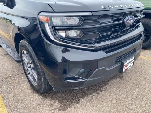 Used 2025 Ford Expedition Active AWD/4WD image 3