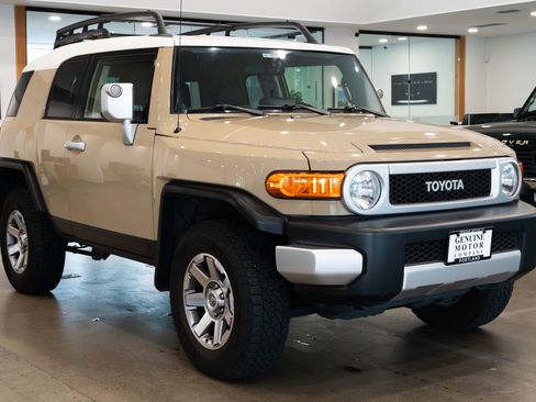 Used 2014 Toyota FJ Cruiser 4WD w/ Upgrade Package image 3