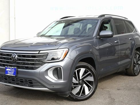 Used 2024 Volkswagen Atlas SE image 2