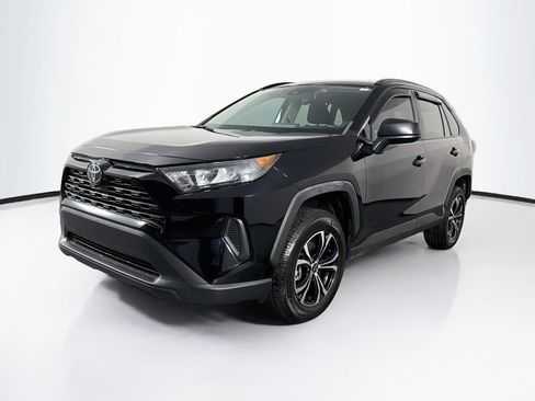 Used 2021 Toyota RAV4 LE FWD image 3