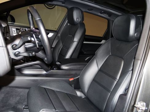Used 2024 Porsche Cayenne image 44