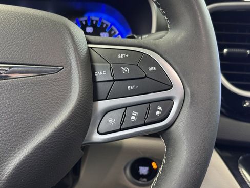 Used 2024 Chrysler Pacifica Touring-L image 34