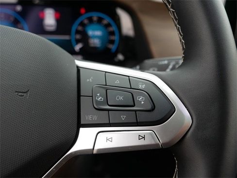 Certified 2025 Volkswagen Atlas SE image 28