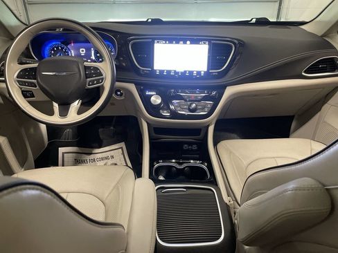 Used 2021 Chrysler Pacifica Limited AWD/4WD image 15