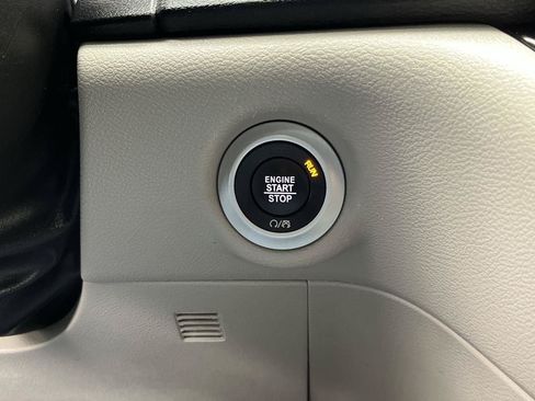 Used 2024 Chrysler Pacifica Touring-L FWD image 20